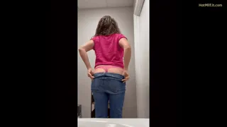 Mommy's flashing that ass